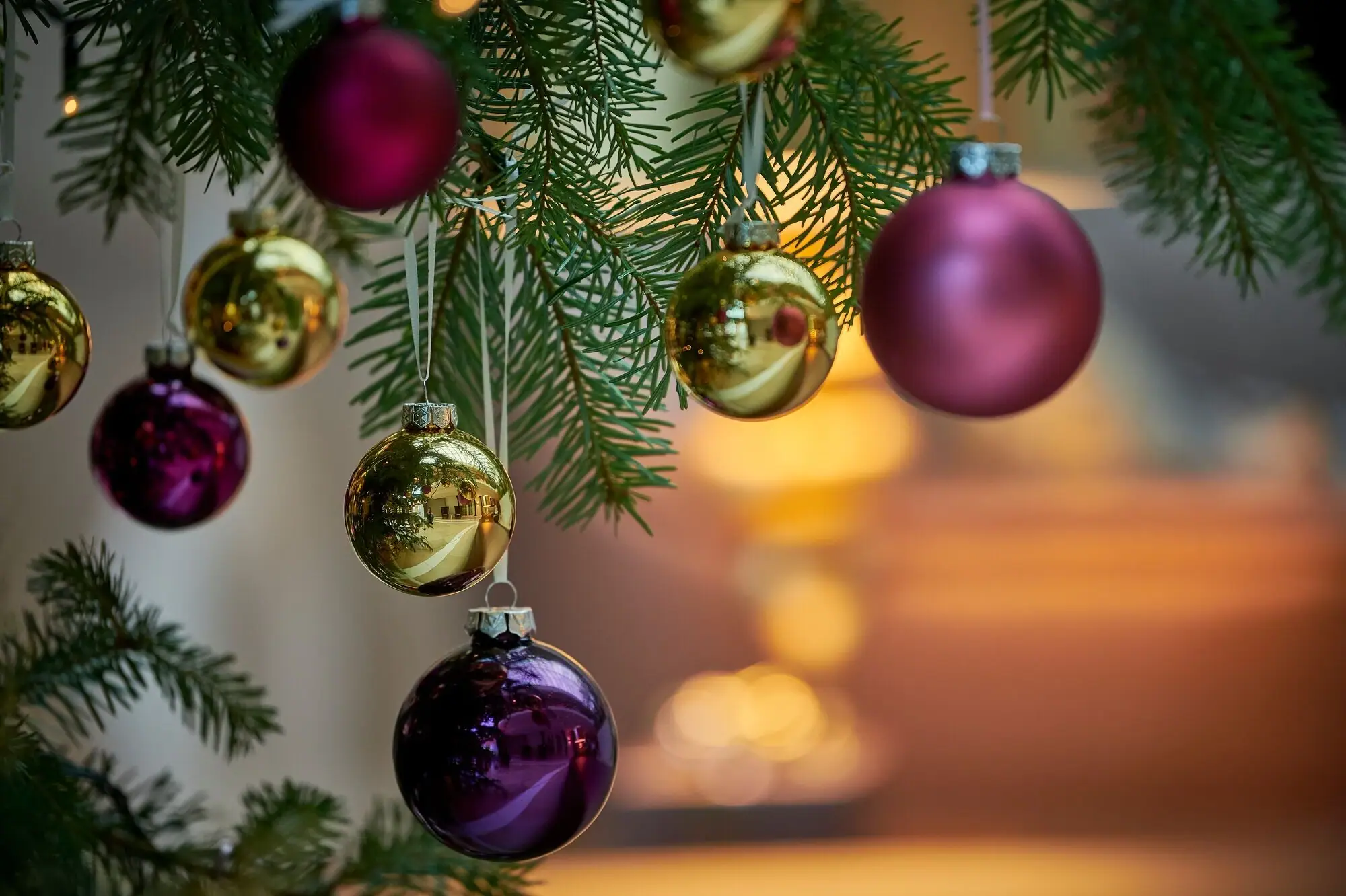 Primo piano di ornamenti natalizi su un albero di Natale.