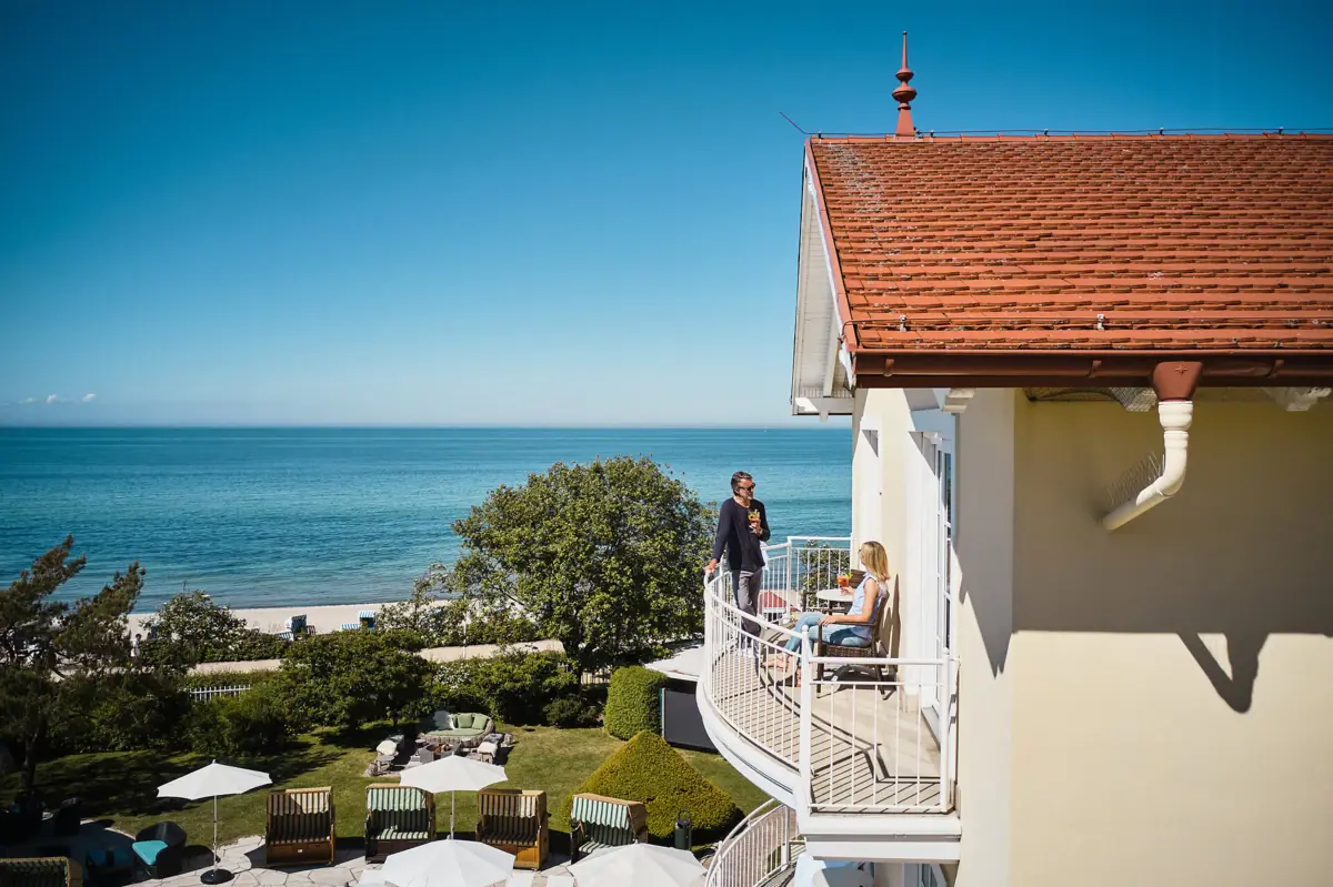 Una coppia su un balcone affacciato su una spiaggia.