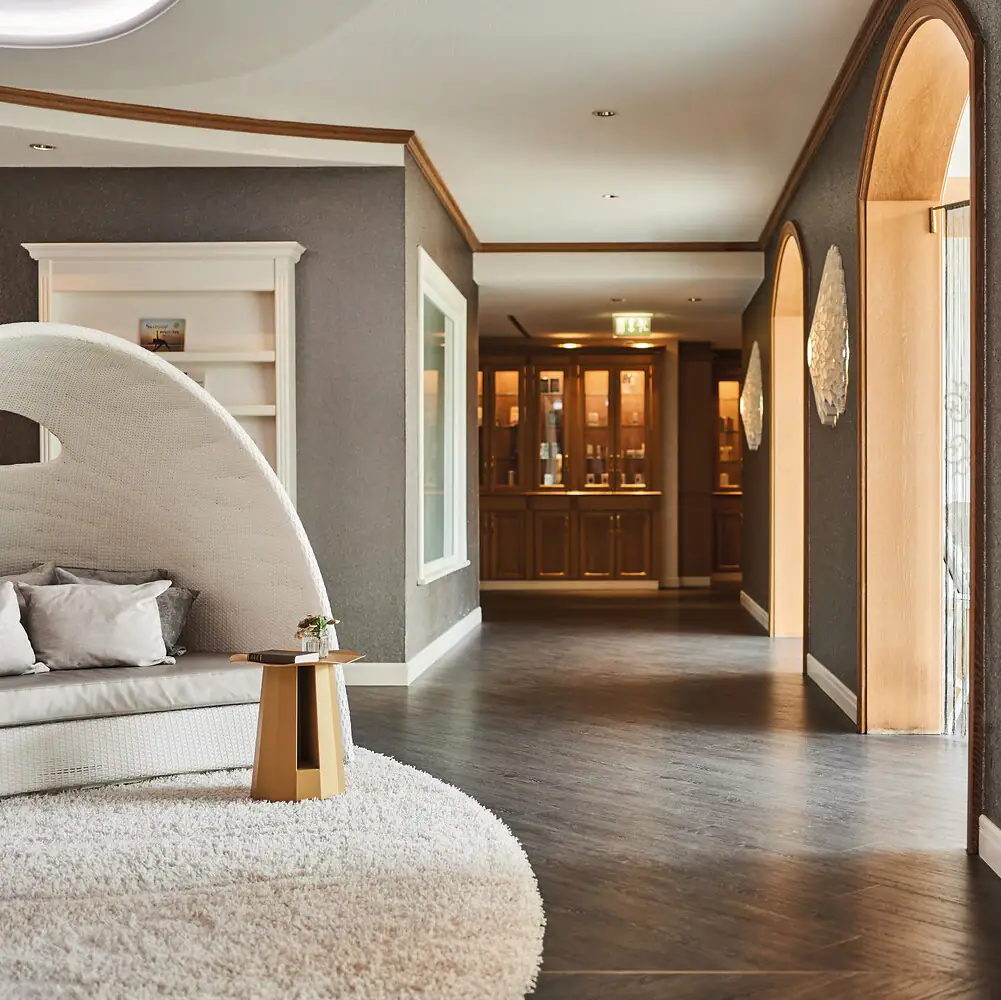 Kurhaus Binz Flur mit weißem Teppich und weißem Sofa