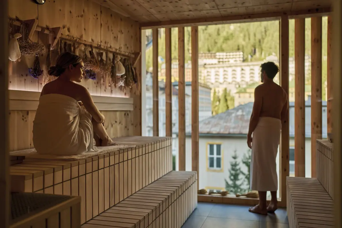 Un uomo e una donna in una sauna.