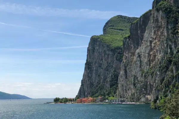 Tremosine Scogliera con edifici che sorgono su di essa, affacciata su uno specchio d'acqua.