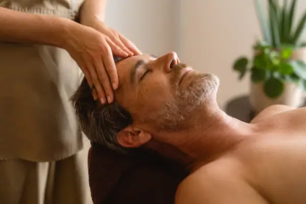 Un uomo si sta facendo fare un massaggio.
