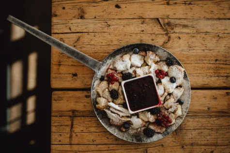 Piatto di dessert con utensili da cucina in legno su un tavolo.