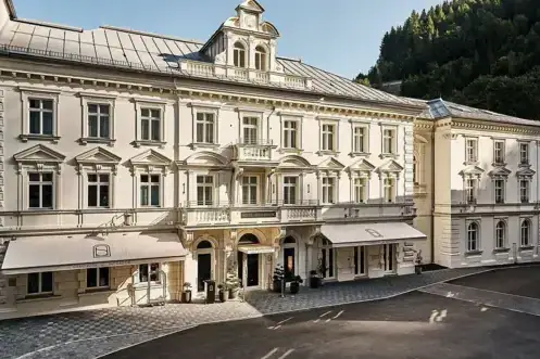 Grande edificio bianco con molte finestre.