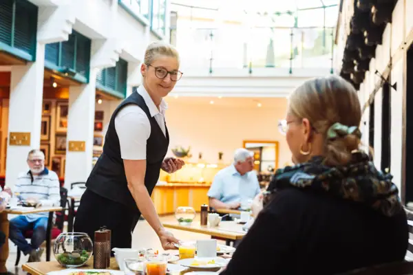 Frau steht in einem Restaurant