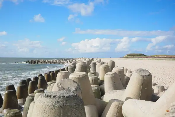 Un gruppo di blocchi di cemento sulla spiaggia di Hörnum Odde.