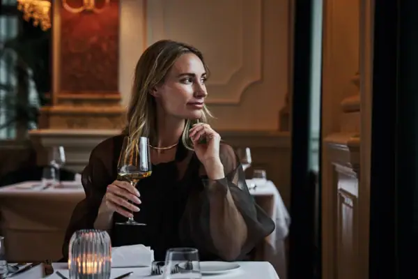 Eine Frau hält ein Weinglas.