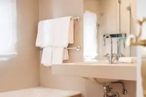 Bagno con lavabo e vasca da bagno