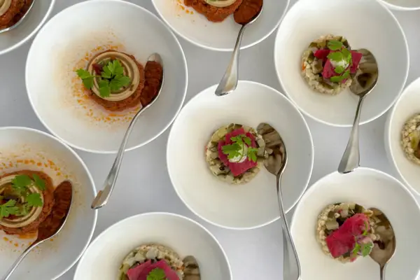 Diversi piatti con cucchiai per un evento sul lago di Tegernsee.