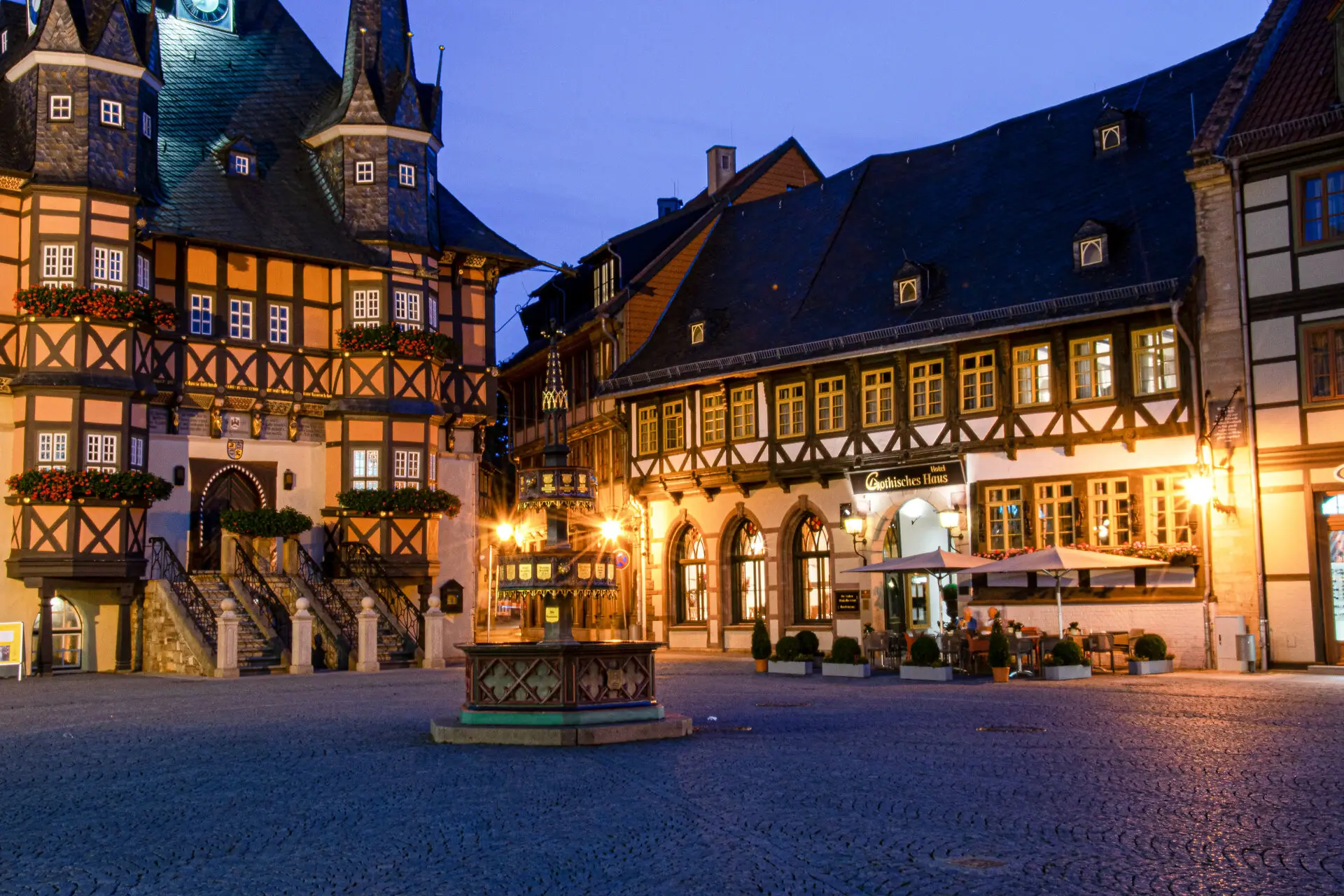 Vista esterna dell’A-ROSA Gothisches Haus di notte, proprio accanto al municipio di Wernigerode.