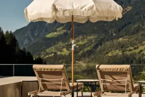 Ombrellone e sedie bianche su un ponte