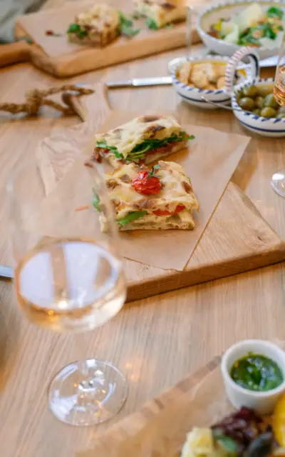 Piatto di cibo assortito servito su un tavolo.