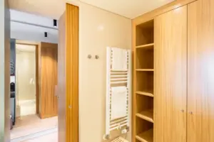 Un bagno con scaffali e asciugamani.