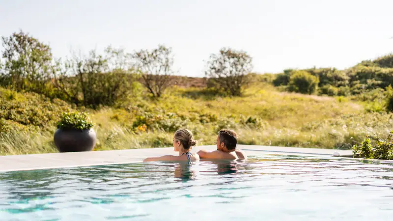 Außenpool auf Sylt Ein Mann und eine Frau in einem Pool.