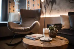 Un tavolo con un libro e un bicchiere di liquido.