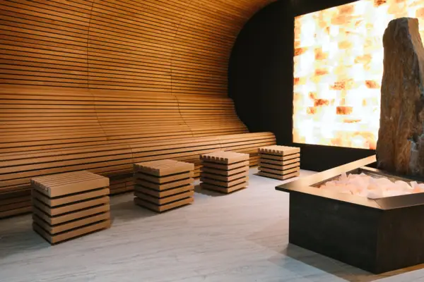 Una stanza con una panca e un focolare.