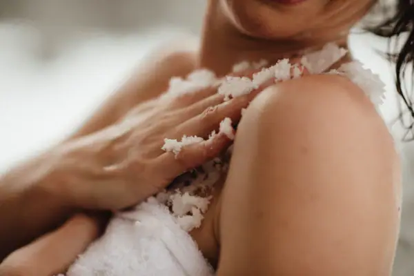 Eine Frau mit einem Handtuch um den Hals.