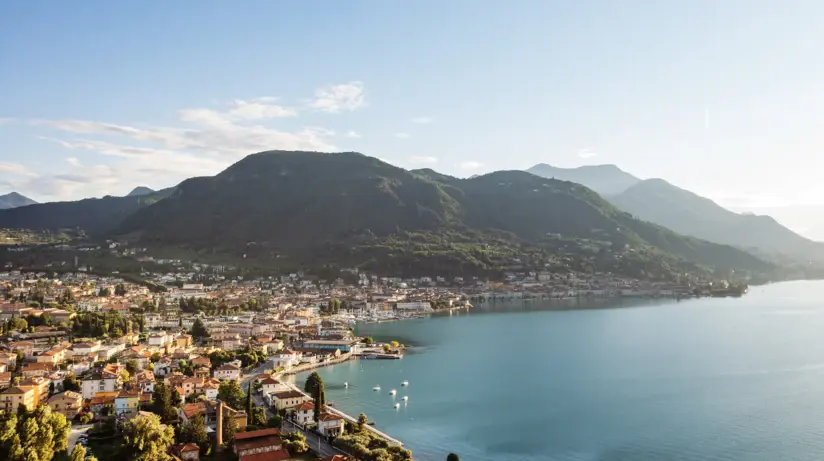 La città di Salò sul Lago di Garda con le montagne sullo sfondo.