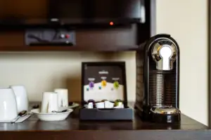 Macchina da caffè e tazze da caffè su un tavolo