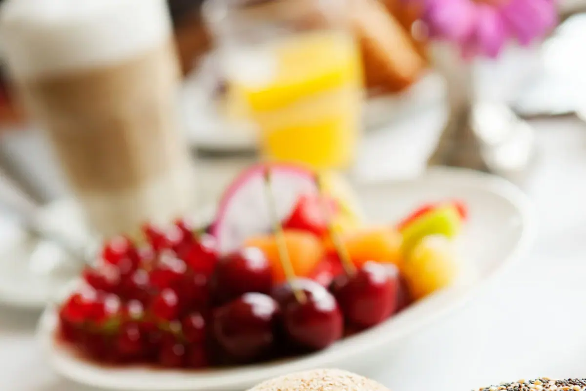 Un piatto di cibo e frutta su un tavolo.