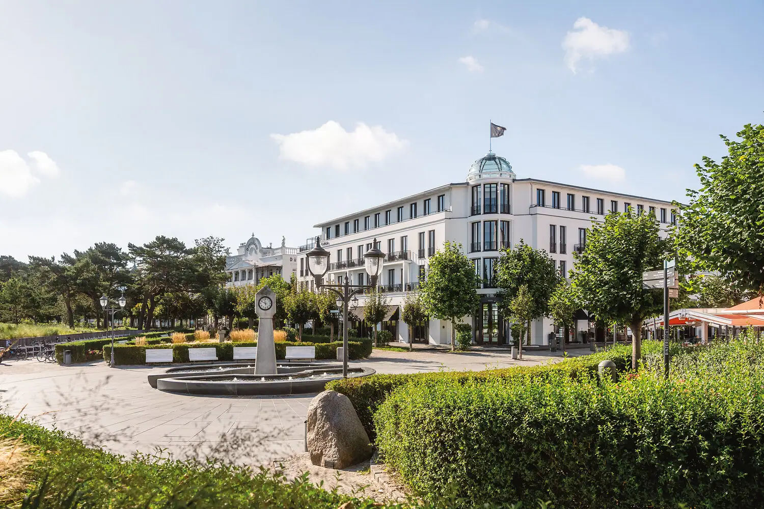 Ein Gebäude mit einem Brunnen und Bäumen.