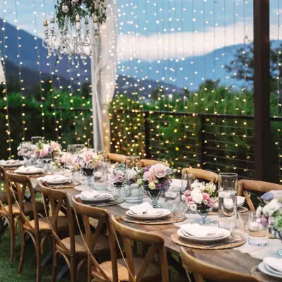 Evento elegante con tavolo decorato e luci romantiche al Lago di Garda