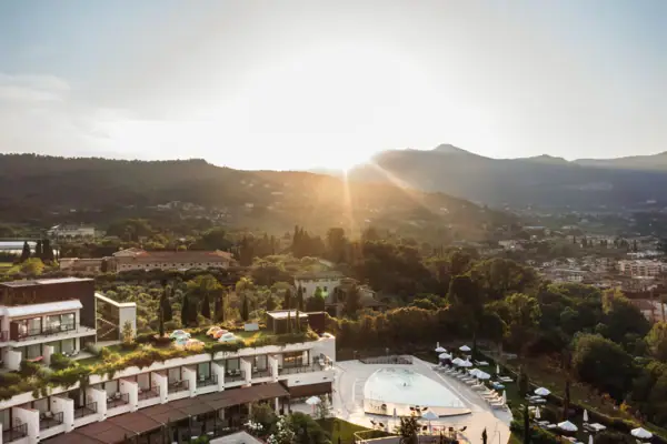 Sonne scheint über einem Resort im Freien