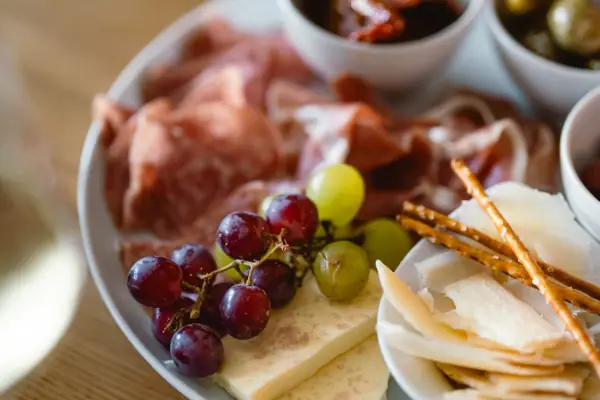 Un piatto di cibo su un tavolo.