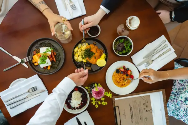 Eine Gruppe von Menschen isst an einem Tisch.