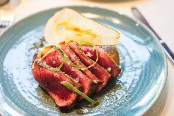 Piatto di cibo su un tavolo.