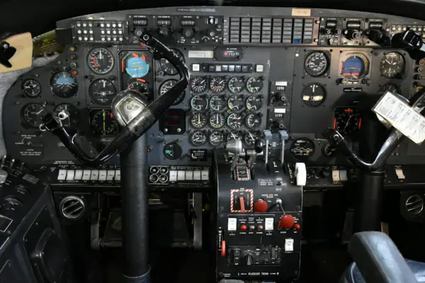 La cabina di pilotaggio di un aereo, completa di strumenti di comando e display, presso il Museo dell’Aviazione di Wernigerode.