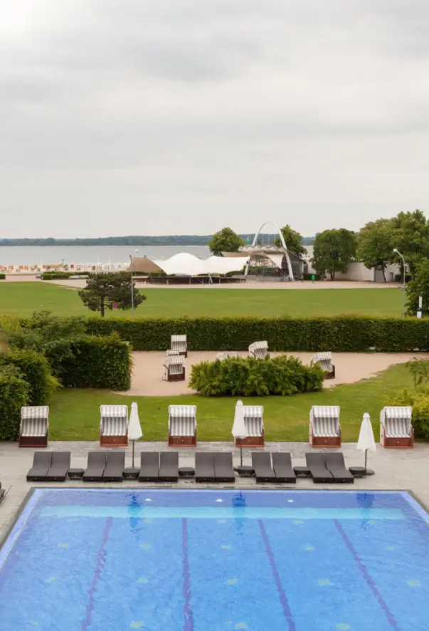 Piscina coperta all'interno di un hotel.