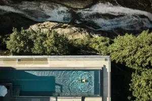 Una persona nuota in una piscina all'aperto.