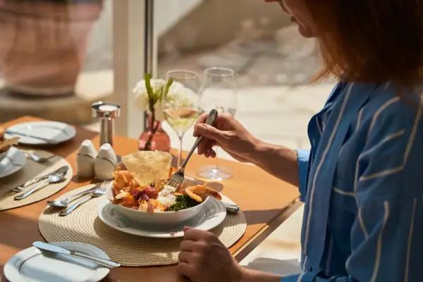 Restaurant Giardino Frau isst aus einer Schüssel.