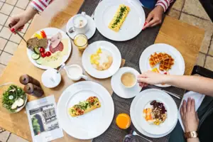 Una persona fa colazione a un tavolo.