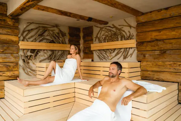 Ein Mann und eine Frau in einer Sauna.