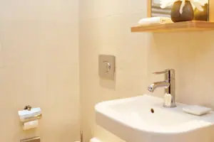 Bagno con lavabo e WC