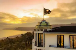 A-ROSA Ceres sul mare Una bandiera su un edificio.