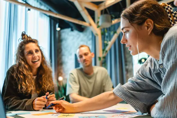 Eine Gruppe von Menschen sitzt um einen Tisch.