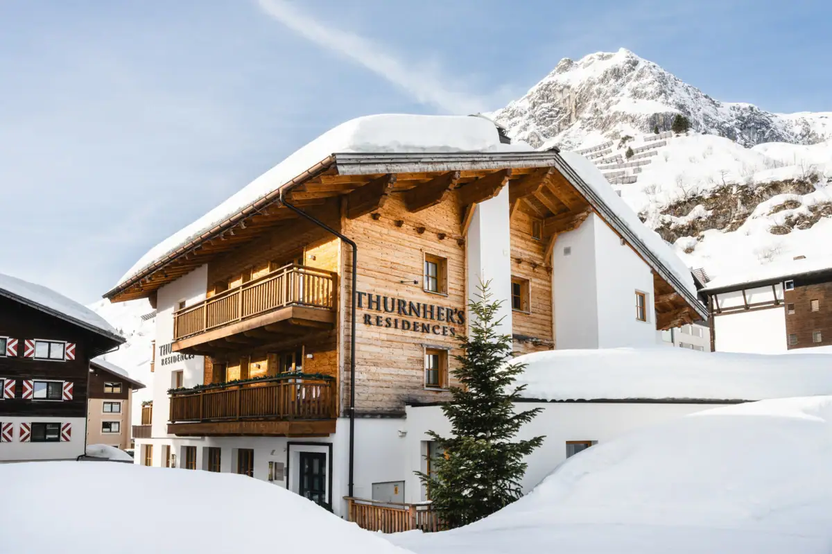 Thurnher's Residenzen Gebäude mit Schnee auf dem Dach