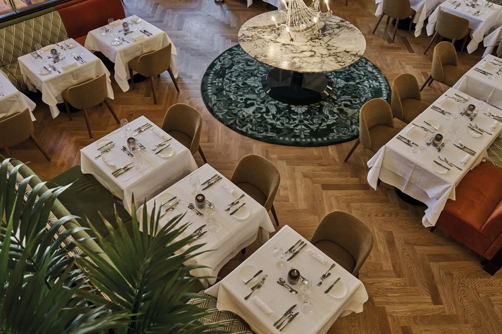 Un ristorante con tavoli e sedie.