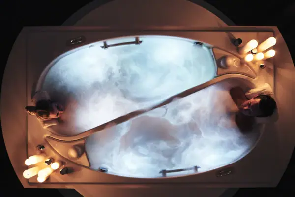 Zwei Personen in einem Whirlpool.