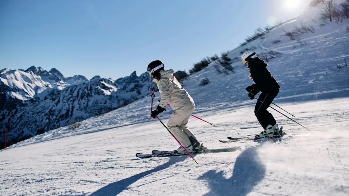 Un gruppo di persone che scia su una montagna innevata.