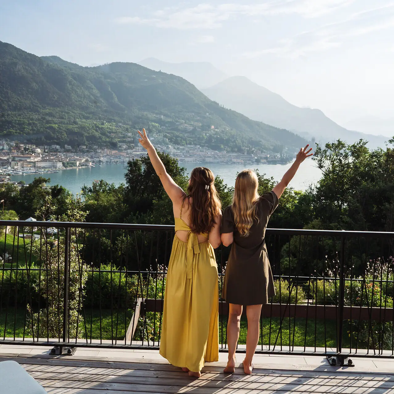 Due donne in piedi su un balcone che si affaccia su un corpo d'acqua.