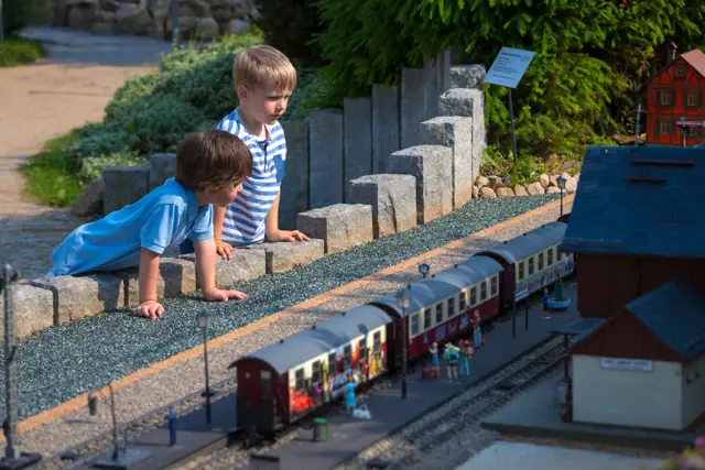 Parco delle miniature di Wernigerode Due ragazzi osservano un plastico ferroviario nel parco delle miniature di Wernigerode.