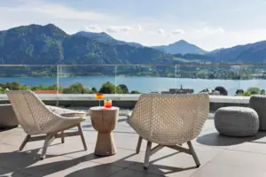 Un tavolo e delle sedie su una terrazza affacciata su uno specchio d'acqua.