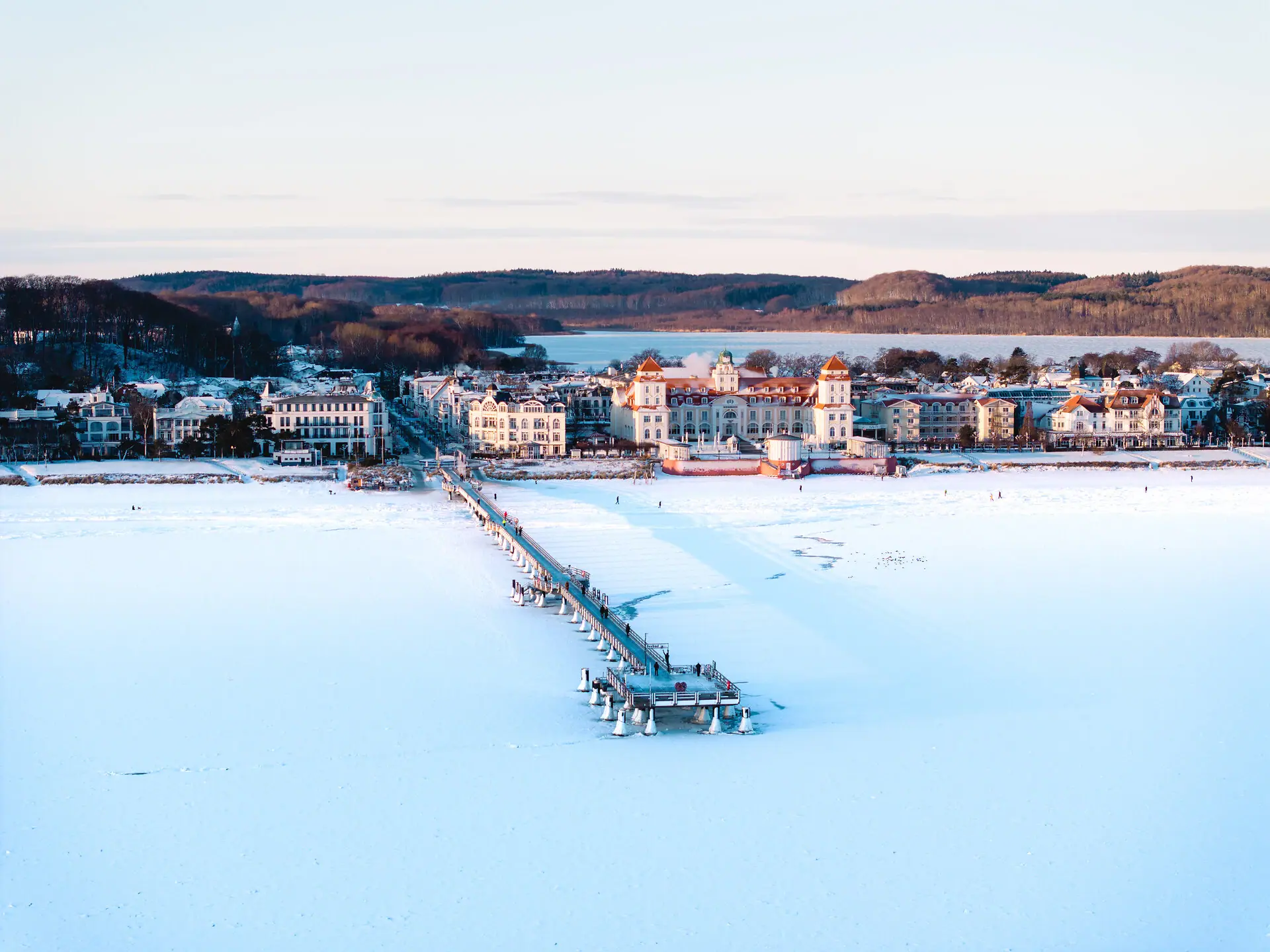 Ponte su un lago ghiacciato in inverno.