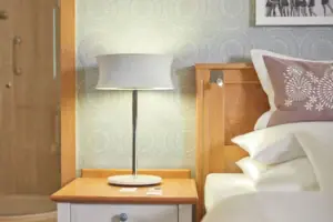 Lampada sul comodino accanto al letto in camera da letto.