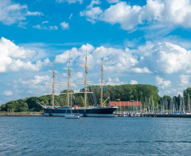 Grande nave a vela sul mare.