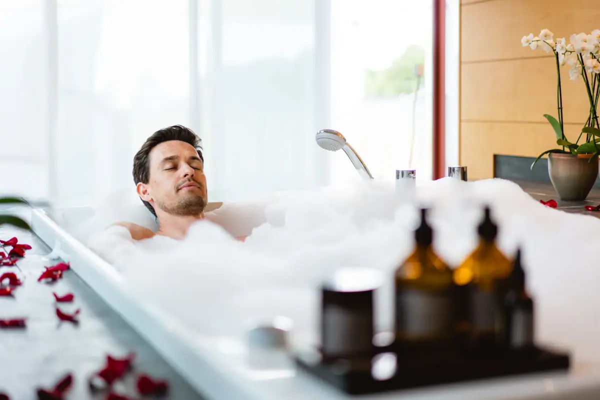 Suite SPA Un uomo si rilassa in una suite SPA all’A-ROSA Travemünde.